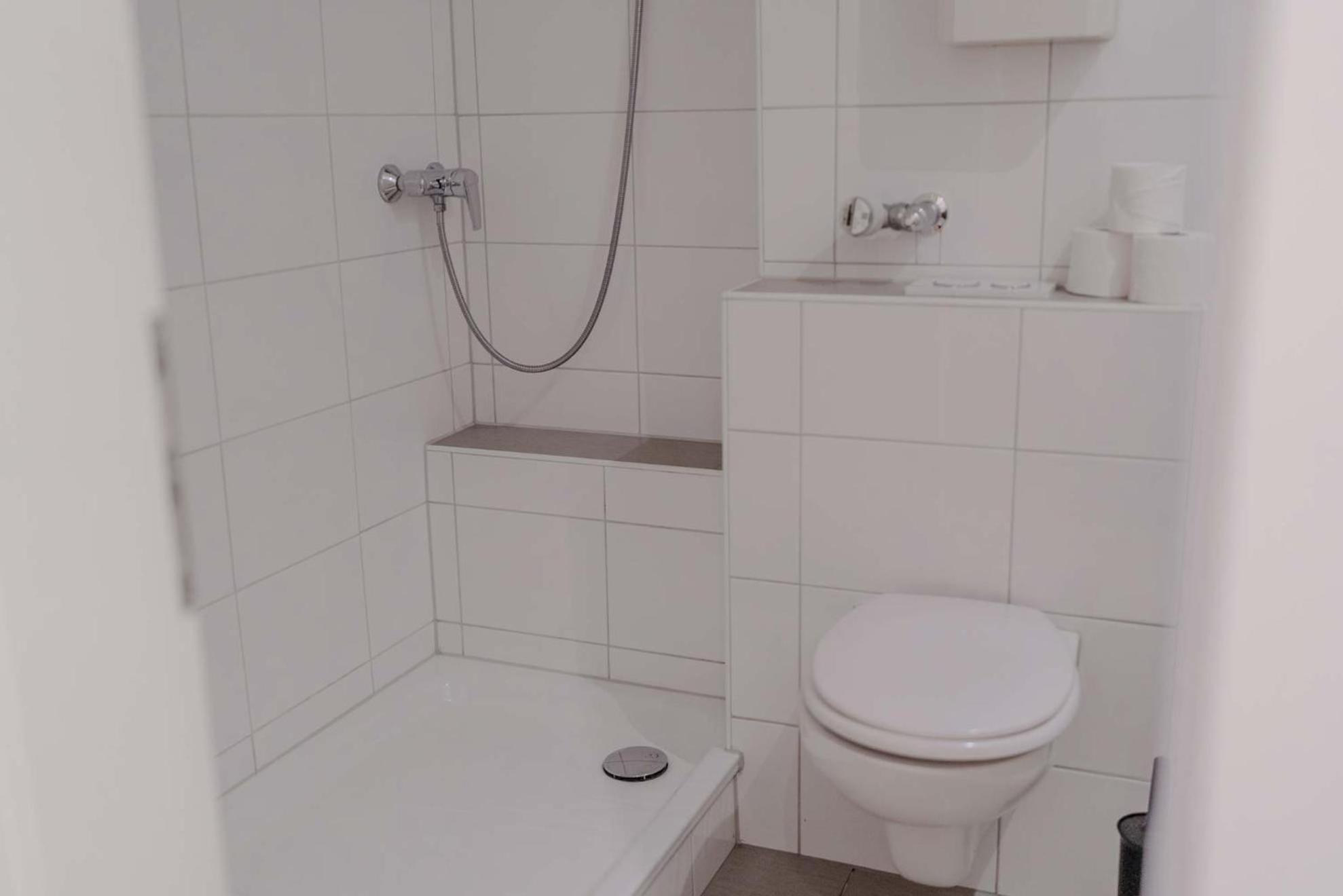 Apartment Mit Kueche, Arbeitsplatz Und Xxl Sofa Neuss Exterior photo